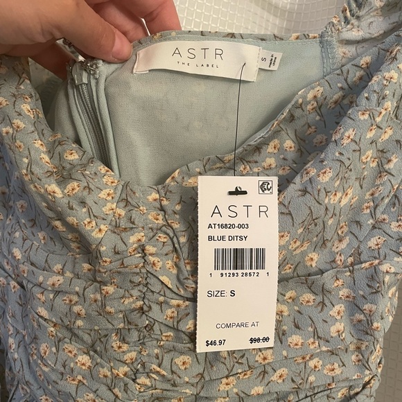 ASTR The Label SMALL ditsy floral SWEETHEART NECKLINE BNWT - Picture 2 of 4